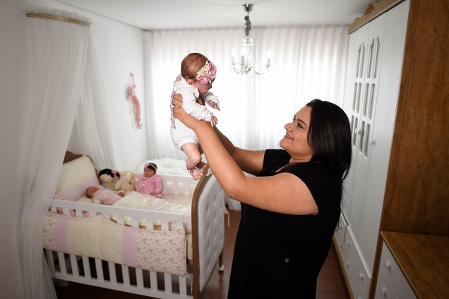 Ana Paula Guimarães, de 31 anos, no seu ateliê onde ela faz bonecas reborn em Contagem MG.