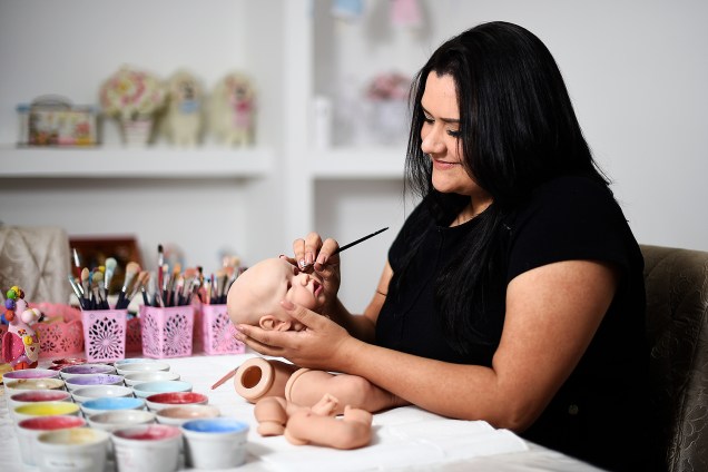 Ana Paula Guimarães faz bonecas Reborn (ultrarrealistas)