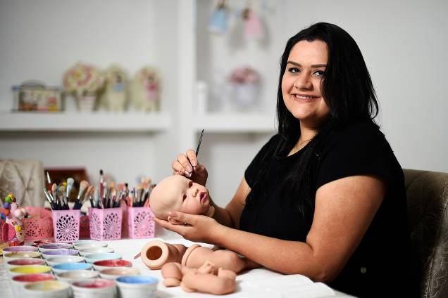 Ana Paula Guimarães, 31 anos, artesã, no seu ateliê onde ela faz bonecas reborn em Contagem MG Ana Paula Guimarães, 31 anos, artesã, no seu ateliê onde ela faz bonecas reborn em Contagem MG
