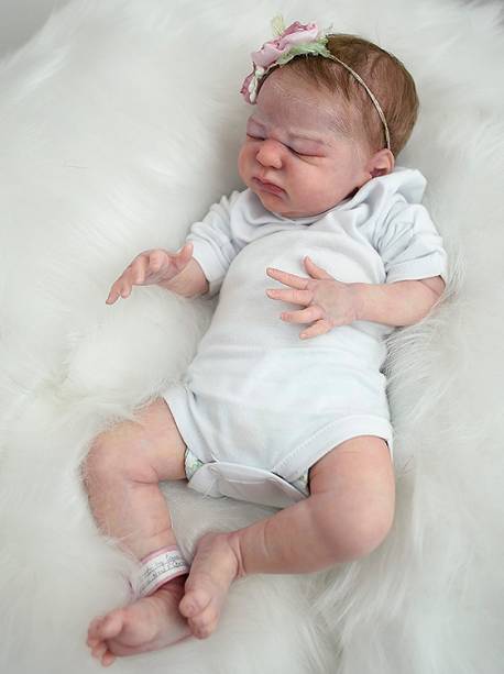 Ana Paula Guimarães faz bonecas Reborn (ultrarrealistas)
