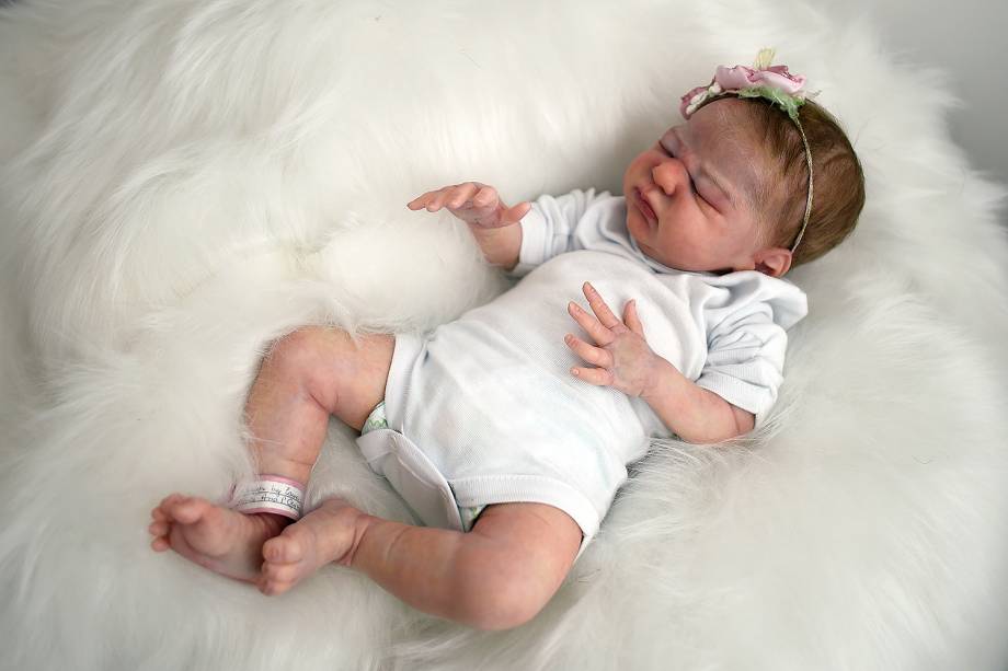 Ana Paula Guimarães faz bonecas Reborn (ultrarrealistas)