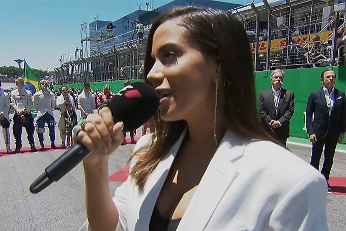 Anitta canta o Hino Nacional antes do início da corrida, no Autódromo de Interlagos