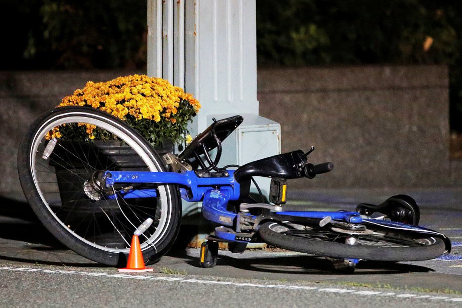Bicicleta é vista em ciclovia, após ataque com caminhonete em Manhattan, Nova York - 01/11/2017