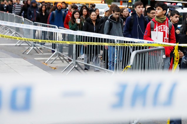 Estudantes caminham próximos de área de isolamento feita pela polícia americana, após caminhão atropelar ciclistas e pedestres, matando ao menos 8 pessoas em Nova York - 01/11/2017