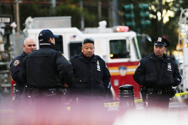 Policiais são vistos próximos ao local onde caminhão avançou sobre pedestres e ciclistas, matando ao menos 8 pessoas, em Nova York - 01/11/2017