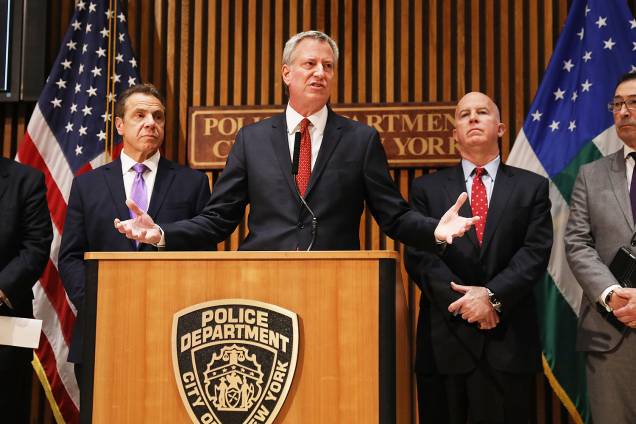 O prefeito de Nova York, Bill de Blasio (centro), realiza pronunciamento sobre o atentado ocorrido em Nova York - 01/11/2017