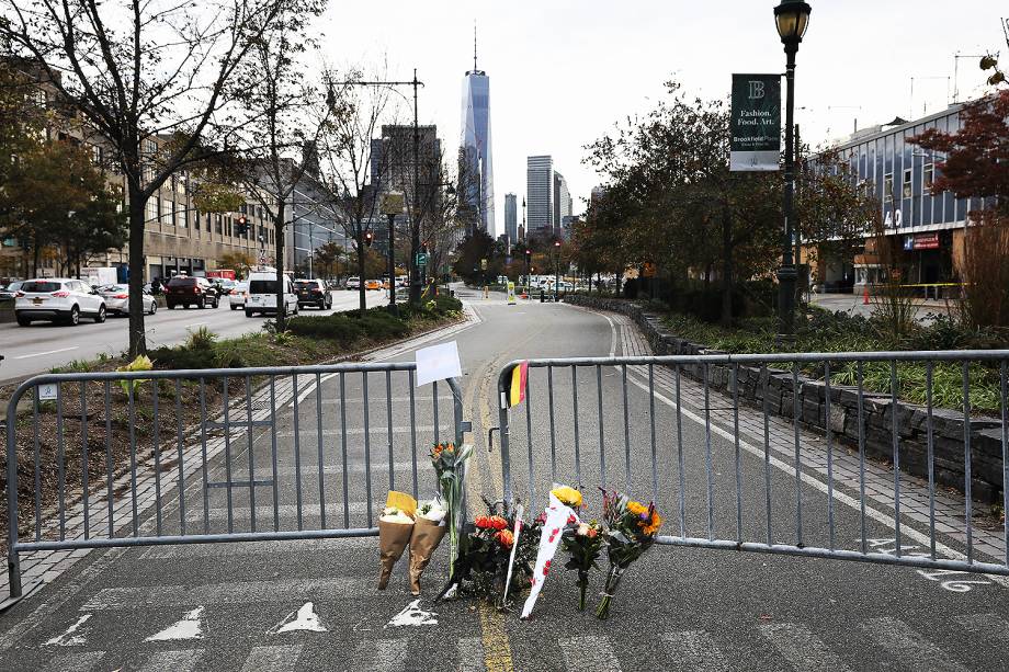 Pessoas deixam flores, após motorista invadir ciclovia em Nova York - 01/11/2017