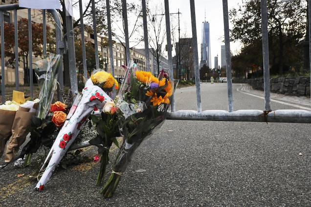Pessoas deixam flores, após motorista invadir ciclovia em Nova York - 01/11/2017