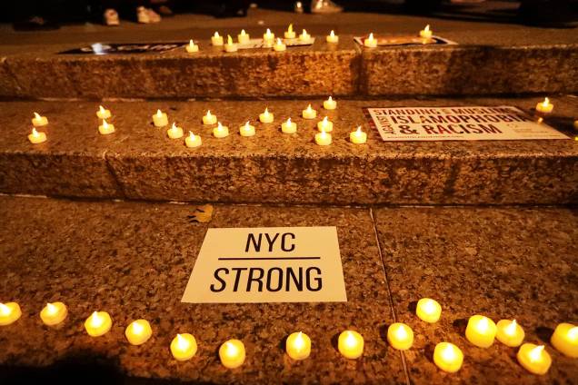 Velas são acesas na Foley Square, em Nova York, durante vigília em memória das vítimas do ataque - 01/11/2017