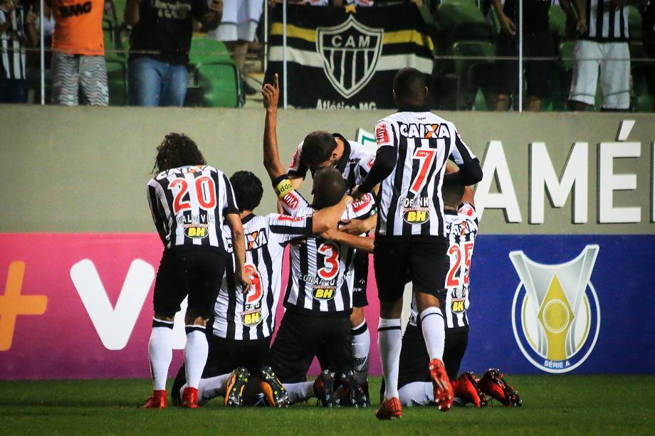 Jogadores do Atlético-MG comemoram o gol contra o Coritiba, durante partida válida pela trigésima sexta rodada do Campeonato Brasileiro 2017, realizada na Arena Independência, Belo Horizonte, MG - 19/11/2017