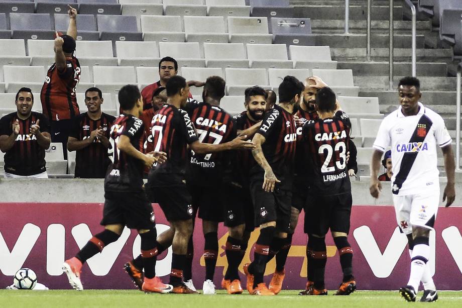 O jogador Thiago Heleno do Atletico PR comemora gol durante a partida contra o Vasco RJ, válida pela Série A do Campeonato Brasileiro 2017, no Estádio Arena da Baixada, em Curitiba (PR) - 19/11/2017