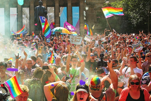 Australianos comemoram resultado da votação sobre a legalização do casamento gay no país, em Melbourne - 15/11/2017
