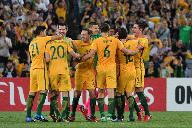 Equipe australiana comemora a vitória da partida de repescagem para a Copa do Mundo de 2018 contra Honduras, em Sydney, na Austrália - 15/11/2017