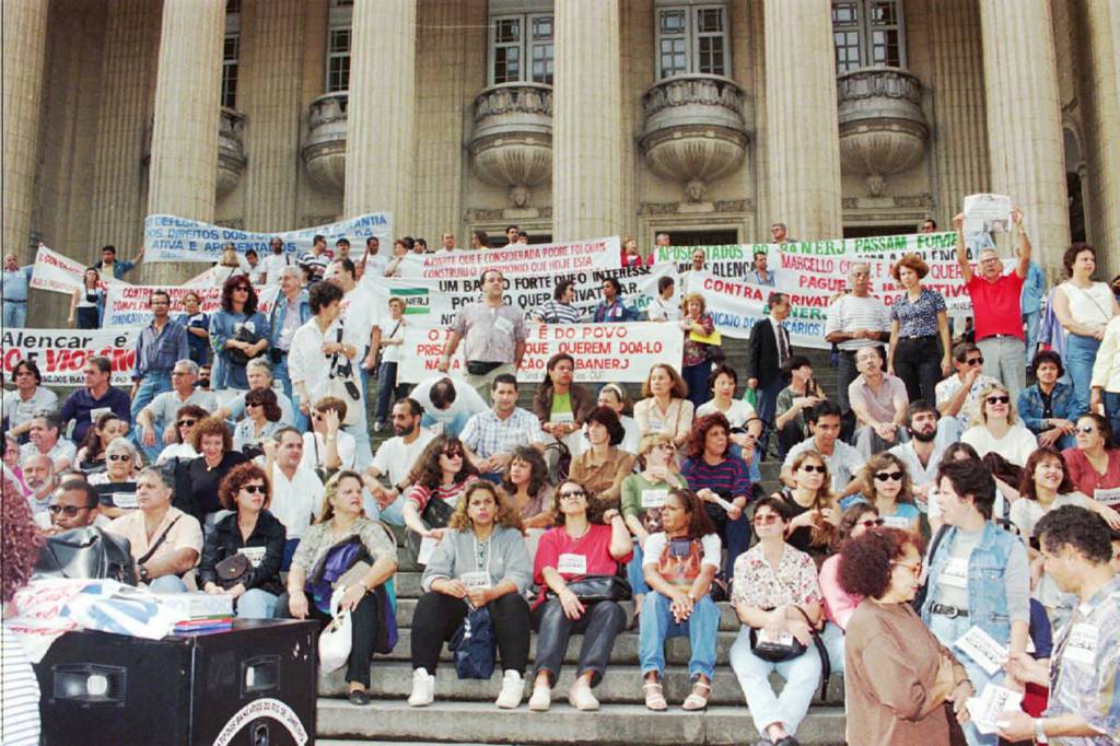 Manifesta&ccedil;&atilde;o de protesto dos funcion&aacute;rios do Banerj contra a privatiza&ccedil;&atilde;o do banco - 18/06/1997