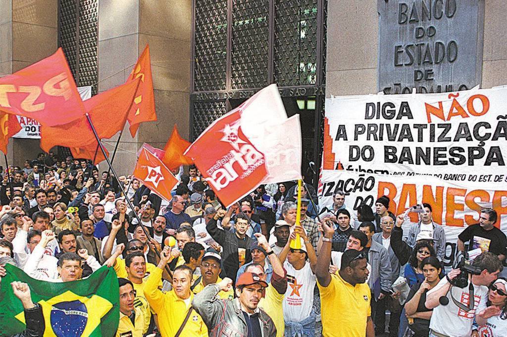 Banc&aacute;rios agitam bandeiras durante protesto contra a privatiza&ccedil;&atilde;o do Banespa, no centro de S&atilde;o Paulo