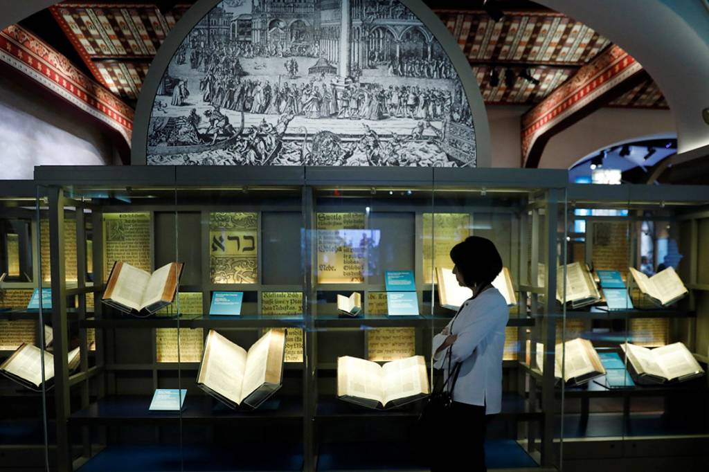 Visitante observa amostras do Museu da Bíblia, em Washington