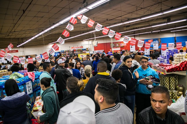 Pessoas se reúnem nas Lojas Americanas do Shopping Interlagos para aproveitar as ofertas da Black Friday, em São Paulo - 24/11/2017