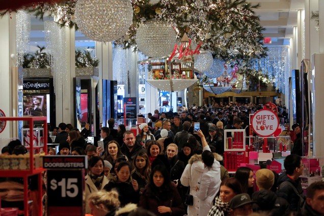 Consumidores se reúnem em uma das unidades da loja de departamento Macy's, para aproveitar as ofertas de Black Friday - 24/11/2017