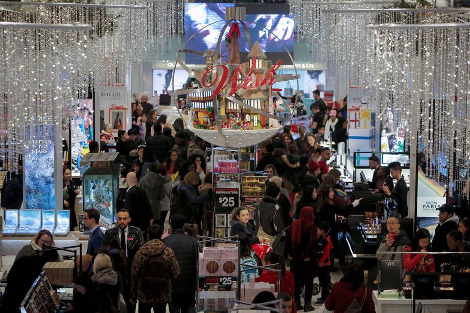 Consumidores se reúnem em uma das unidades da loja de departamento Macy's, para aproveitar as ofertas de Black Friday em Nova York, Estados Unidos - 24/11/2017