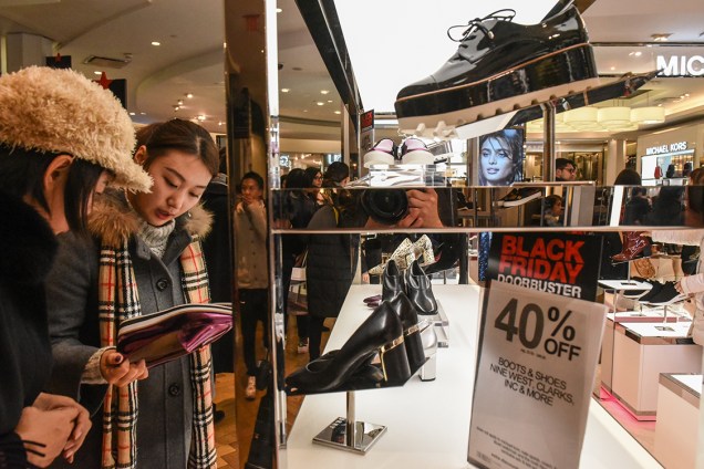 Consumidores se reúnem em uma das unidades da loja de departamento Macy's, para aproveitar as ofertas de Black Friday em Nova York, Estados Unidos - 24/11/2017