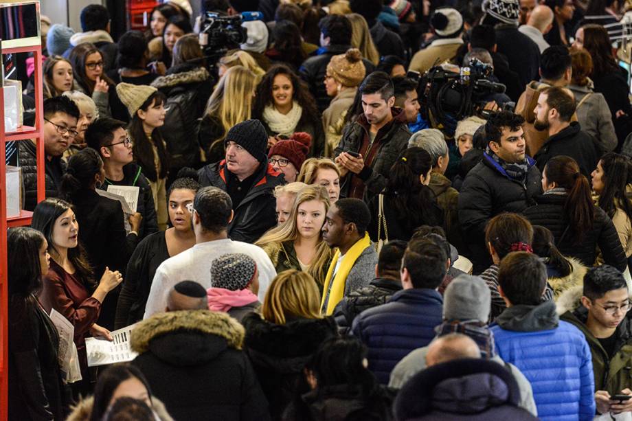 Consumidores se reúnem em uma das unidades da loja de departamento Macy's, para aproveitar as ofertas de Black Friday em Nova York, Estados Unidos - 24/11/2017