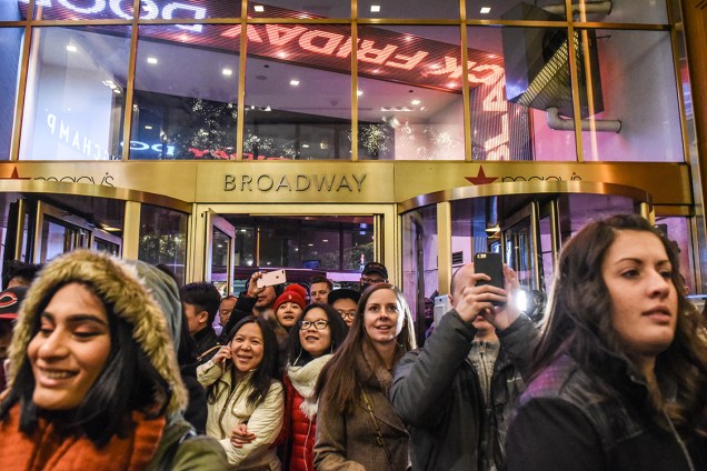 Consumidores se reúnem em uma das unidades da loja de departamento Macy's, para aproveitar as ofertas de Black Friday em Nova York, Estados Unidos - 24/11/2017
