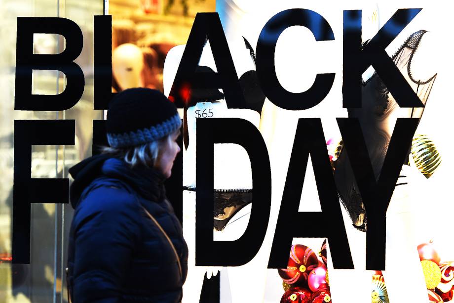 Consumidora observa uma loja de departamento durante as ofertas de Black Friday em Nova York, Estados Unidos - 24/11/2017