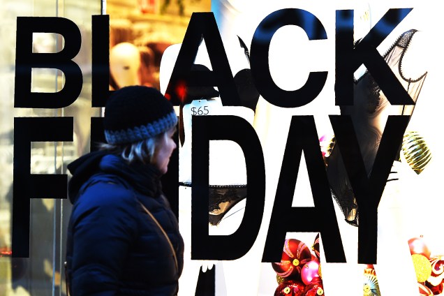 Consumidora observa uma loja de departamento durante as ofertas de Black Friday em Nova York, Estados Unidos - 24/11/2017