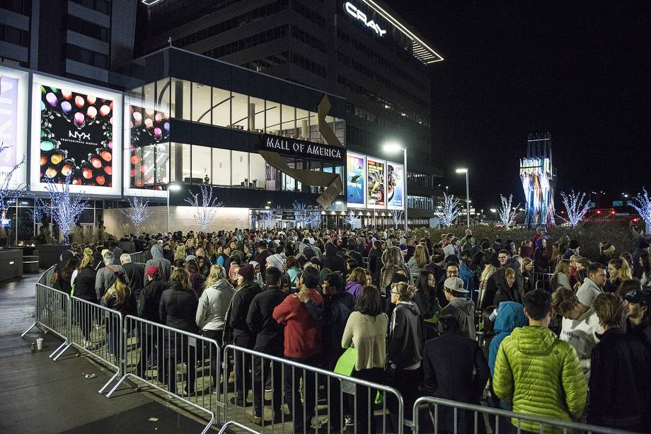 Pessoas se reúnem em frente a loja de departamento Mall of America, para aproveitar as ofertas de Black Friday, em Bloomington, nos Estados Unidos - 24/11/2017