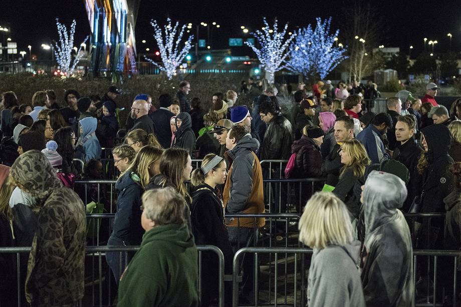 Pessoas se reúnem em frente a loja de departamento Mall of America, para aproveitar as ofertas de Black Friday, em Bloomington, nos Estados Unidos - 24/11/2017