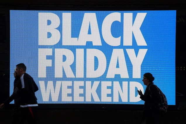 Consumidores passam em frente de uma loja de departamento durante as ofertas de Black Friday em Nova York, Estados Unidos - 24/11/2017