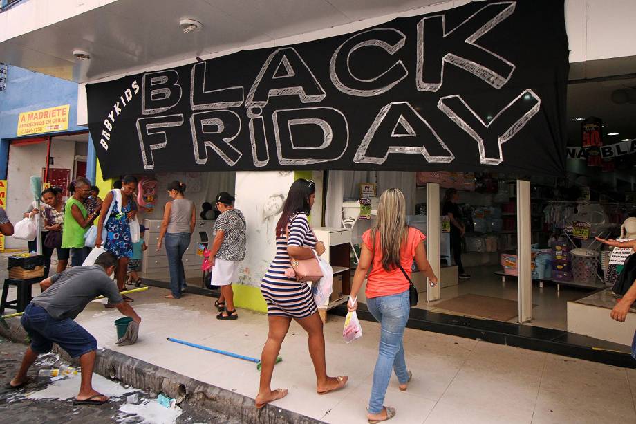 Movimentação no comércio com promoções da Black Friday, no centro do Recife (PE) - 23/11/2017