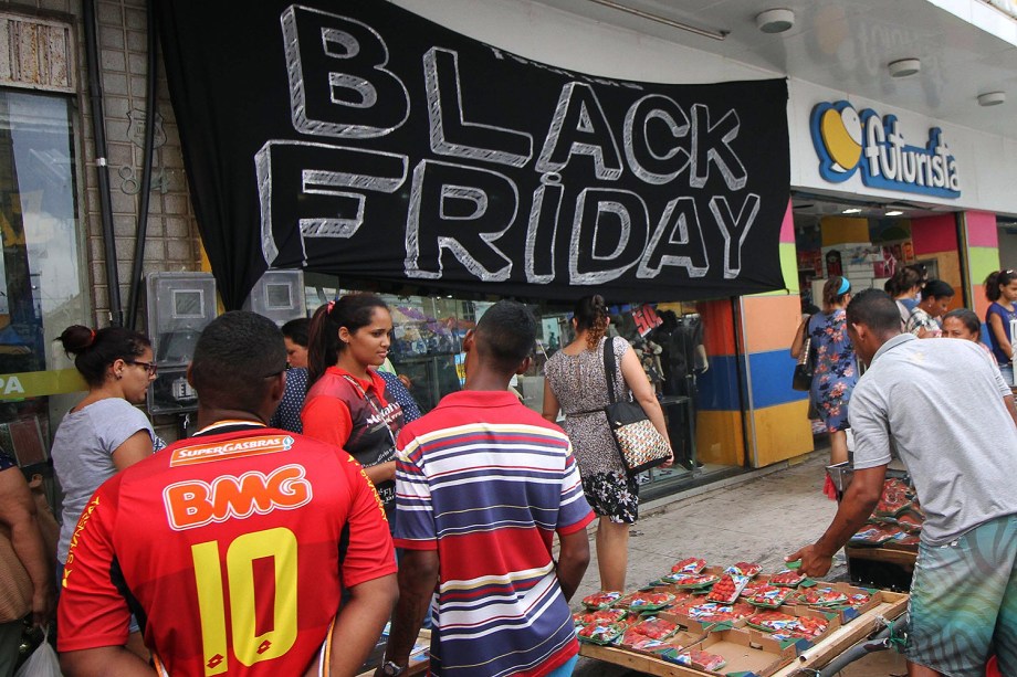 Movimentação no comércio com promoções da Black Friday, no centro do Recife (PE) - 23/11/2017