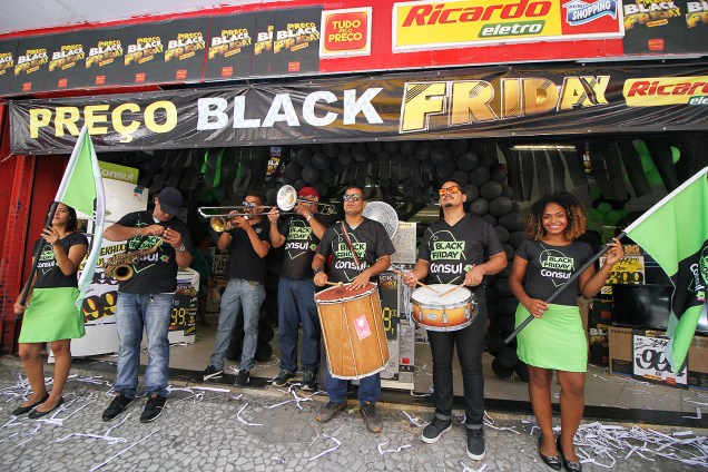 Movimentação de consumidores no comércio do Centro do Recife (PE), durante as promoções da Black Friday - 24/11/2017