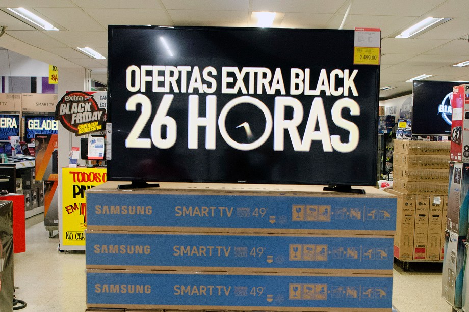 Anúncios de promoção em uma das lojas dos Hipermercados Extra, no Rio de Janeiro. Grandes redes do varejo vão ampliar o horário de atendimento durante a Black Friday - 23/11/2017