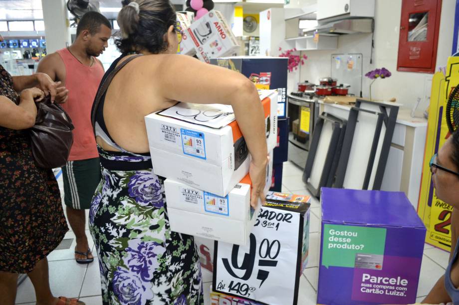 Movimentação de consumidores durante as promoções da Black Friday, no comércio do Centro de Salvador (BA) - 24/11/2017