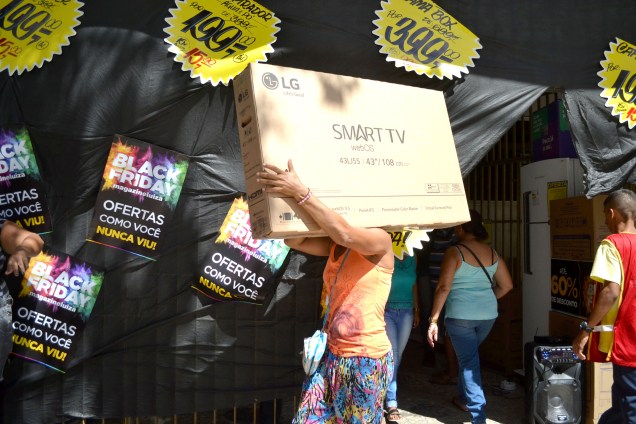 Movimentação de consumidores durante as promoções da Black Friday, no comércio do Centro de Salvador (BA) - 24/11/2017