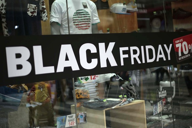 Vitrine de loja exibe cartaz com promoções da Black Friday, no Centro de São Paulo (SP) - 23/11/2017