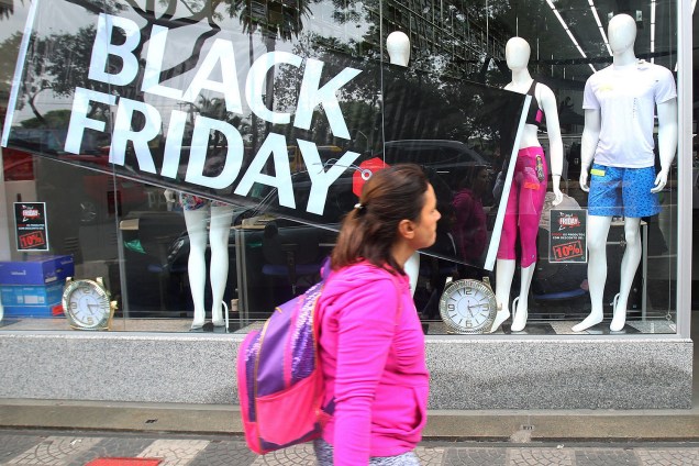 Movimento em lojas das imediações da Rua 25 de Março, região central da capital paulista, dia que antecede a campanha de descontos da Black Friday - 23/11/2017