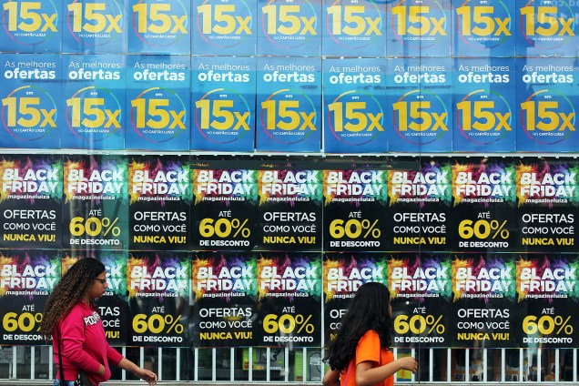 Movimento em loja da rede Magazine Luiza, da Lapa, zona oeste da capital paulista, dia que antecede a campanha de descontos da Black Friday - 23/11/2017