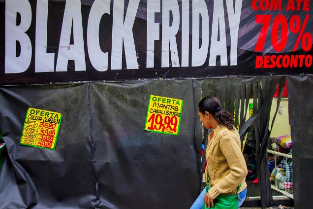 Loja anuncia chegada das promoções da Black Friday na região central de São Paulo (SP) - 23/11/2017