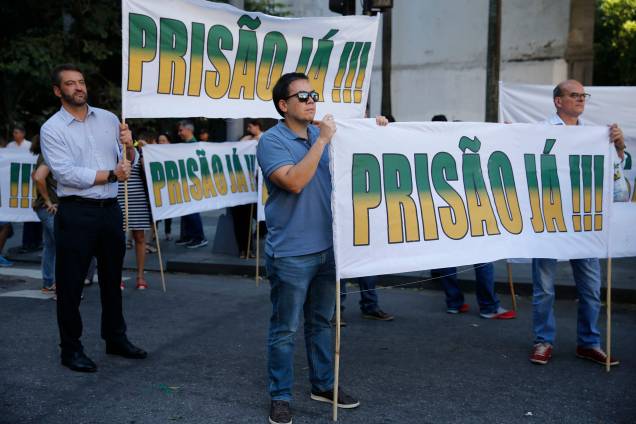 Protesto pede manutenção das prisões  do presidente da Alerj, Jorge Picciani e dos deputados estaduais Paulo Melo e Edson Albertassi, ambos do PMDB - 17/11/2017