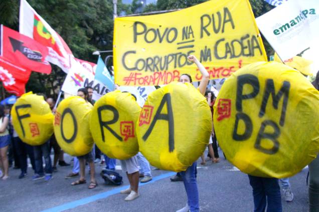 Manifestantes protestam em frente à Assembleia Legislativa do Rio de Janeiro (ALERJ) contra a votação que decidiu pela saída da prisão dos deputados Jorge Picciani, Edson Albertassi e Paulo Melo do PMDB - 17/11/2017