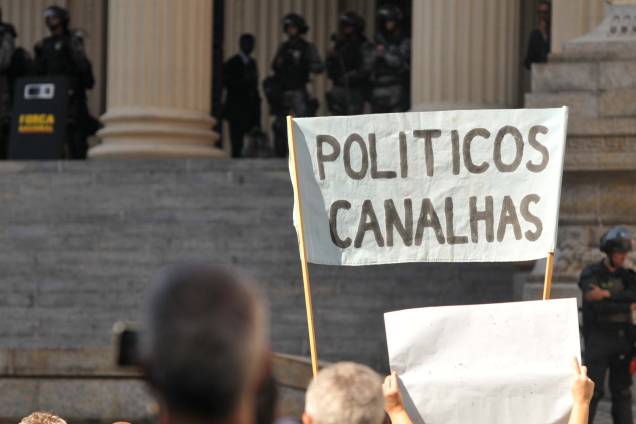 Manifestantes protestam em frente à Assembleia Legislativa do Rio de Janeiro (ALERJ) contra a votação que decidiu pela saída da prisão dos deputados Jorge Picciani, Edson Albertassi e Paulo Melo do PMDB - 17/11/2017