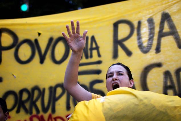 Manifestante grita palavras de ordem durante protesto realizado em frente à Assembleia Legislativa do Estado do Rio de Janeiro (Alerj) - 17/11/2017