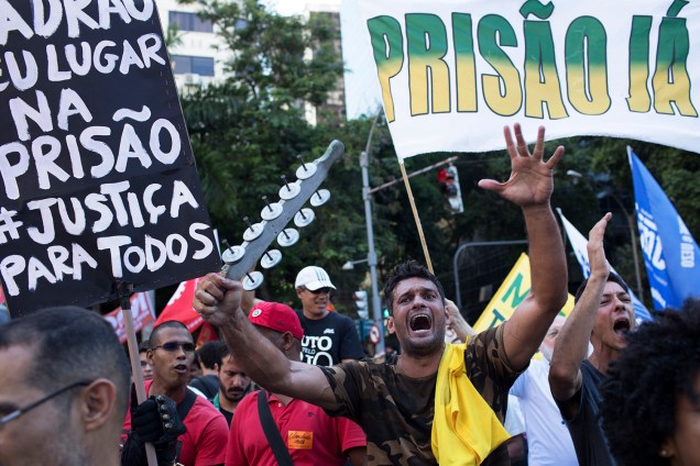 Manifestante grita palavras de ordem em frente à Assembleia Legislativa do Estado do Rio de Janeiro (Alerj), em protesto realizado durante a votação pela revogação da prisão do presidente da Casa, Jorge Picciani - 17/11/2017