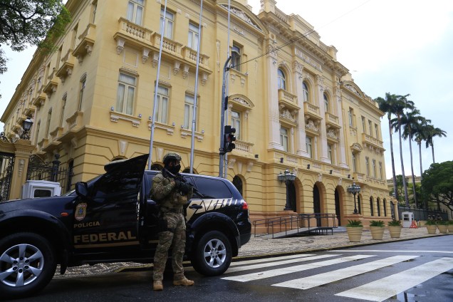 Polícia Federal executa mandado de busca e apreensão de documentos no Palácio do Campo das Princesas, em Recife. A ação faz parte da Operação torrentes