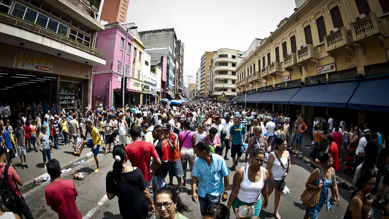 Movimentação de consumidores na rua 25 de Março