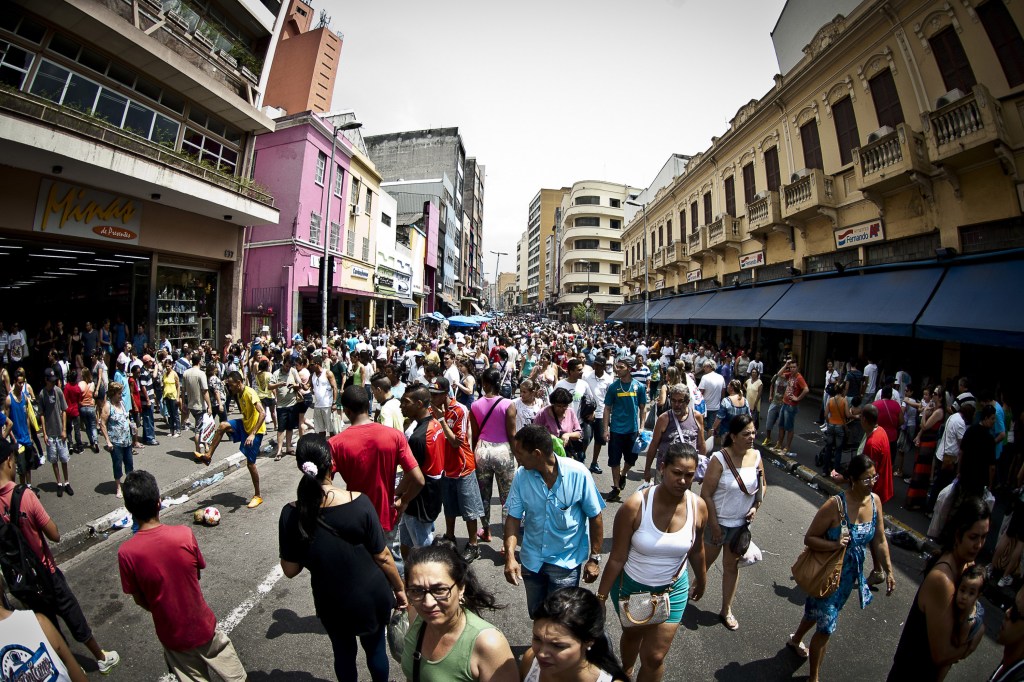 Movimentação de consumidores na rua 25 de Março