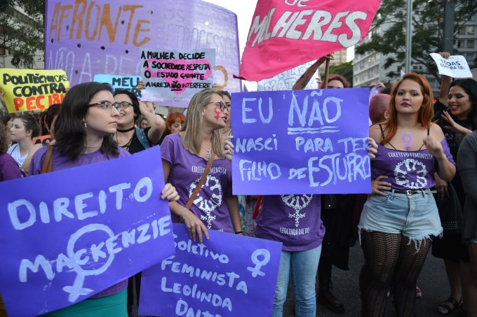 Mulheres protestam contra PEC 181